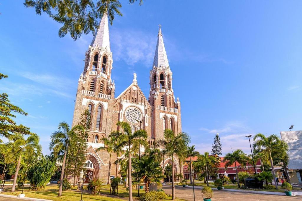 Sanctuary Hotel Yangon Exterior foto